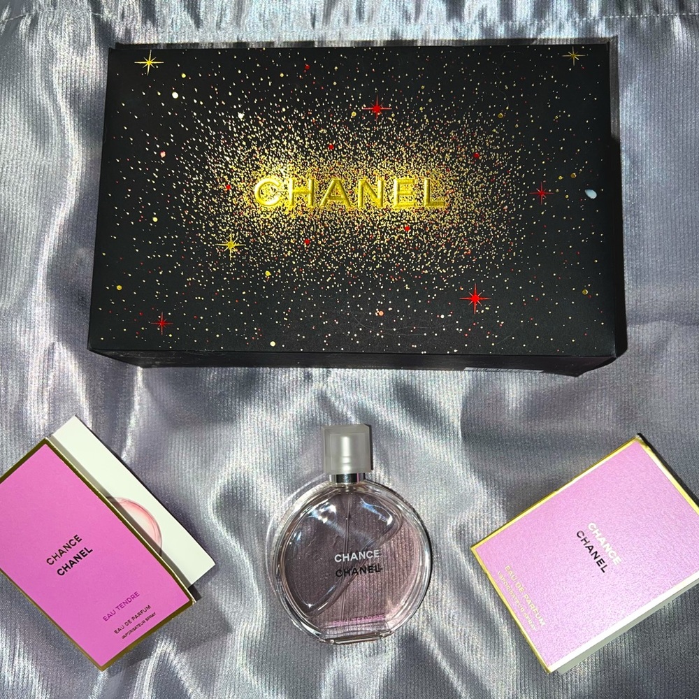 CHANEL
CHANCE EAU TENDRE 
1.7 oz 80% full 💕